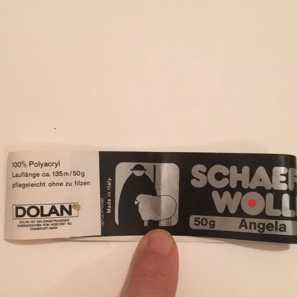 Elegant decorative collar round yoke with classic hat and finger less mittens - Picture 9 of 10